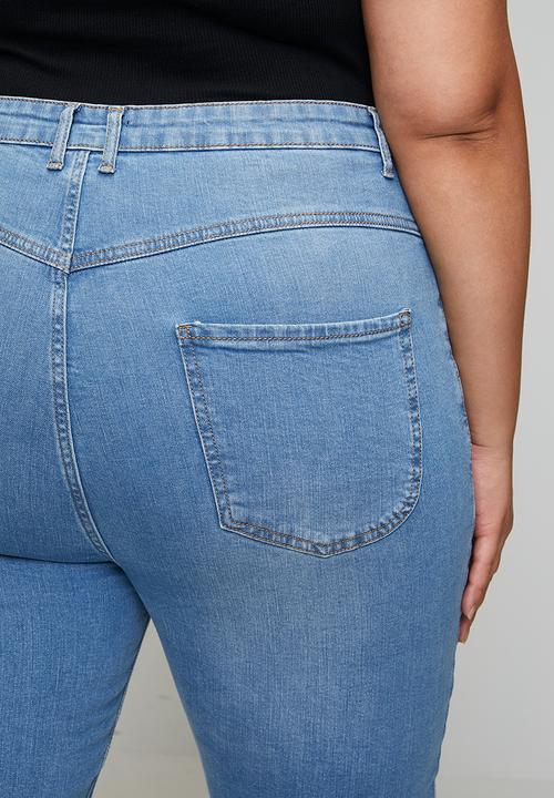 boohoo - Plus butt shaper stretch fray hem denim flares - acid wash light blue