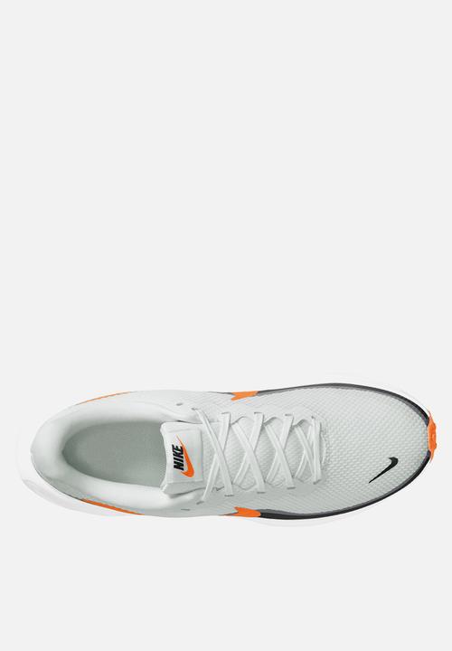 Nike - Nike Revolution 8