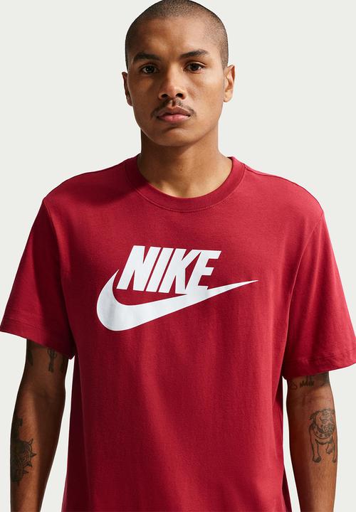 Nike - NSW  ICON FUTURA Tee- Red Rust