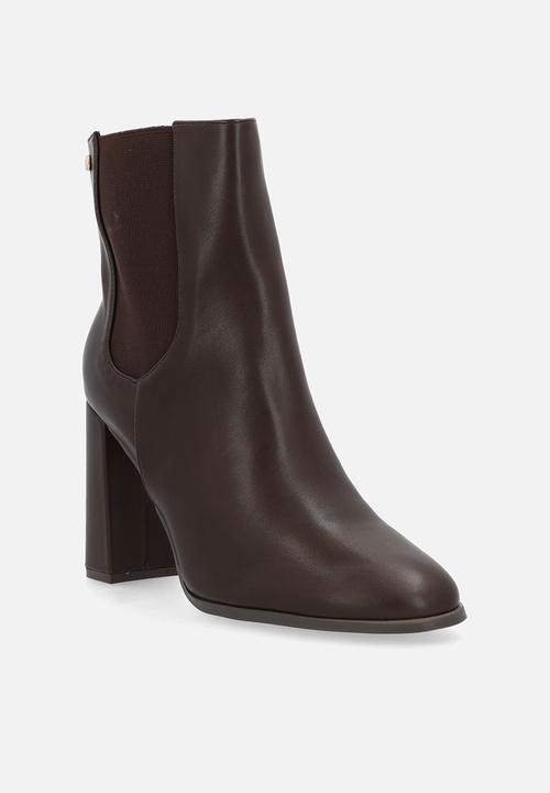 Miss Black - Shania 7 chelsea block heel ankle boot - chocolate