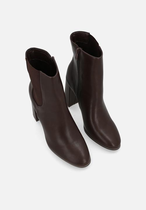 Miss Black - Shania 7 chelsea block heel ankle boot - chocolate
