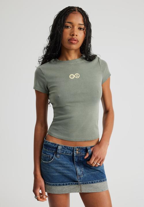 Factorie - Fitted Graphic Tee - Washed Dirty Sage / Og