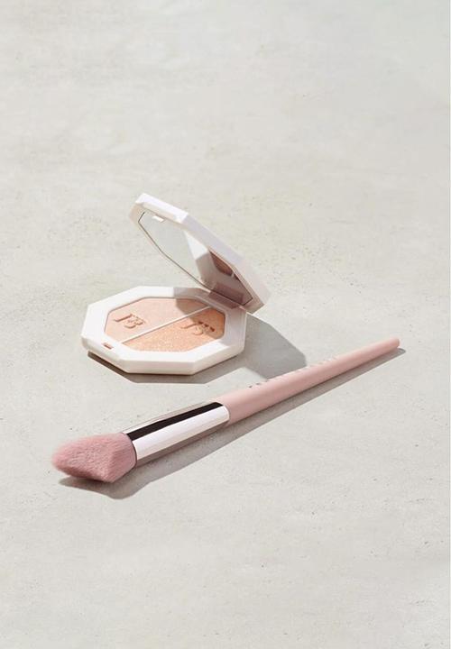 Fenty Beauty - Cheek-Huggin Highlight Brush - 120