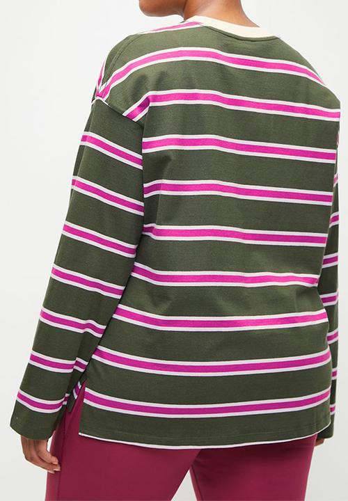 Cotton On - Plus Long Sleeve Graphic Crew - Forest Green Stripe/Badge