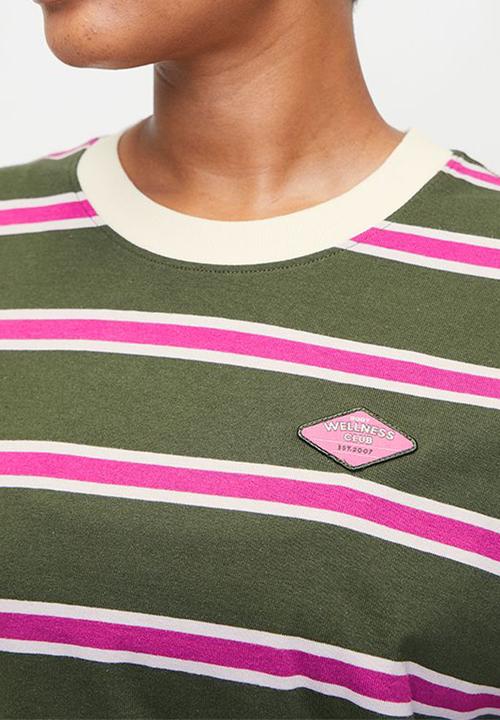 Cotton On - Plus Long Sleeve Graphic Crew - Forest Green Stripe/Badge