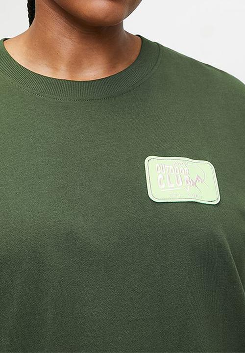 Cotton On - Plus Long Sleeve Graphic Crew - Forest Green/Outdoor Club