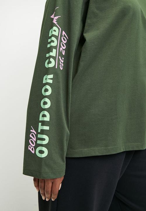 Cotton On - Plus Long Sleeve Graphic Crew - Forest Green/Outdoor Club