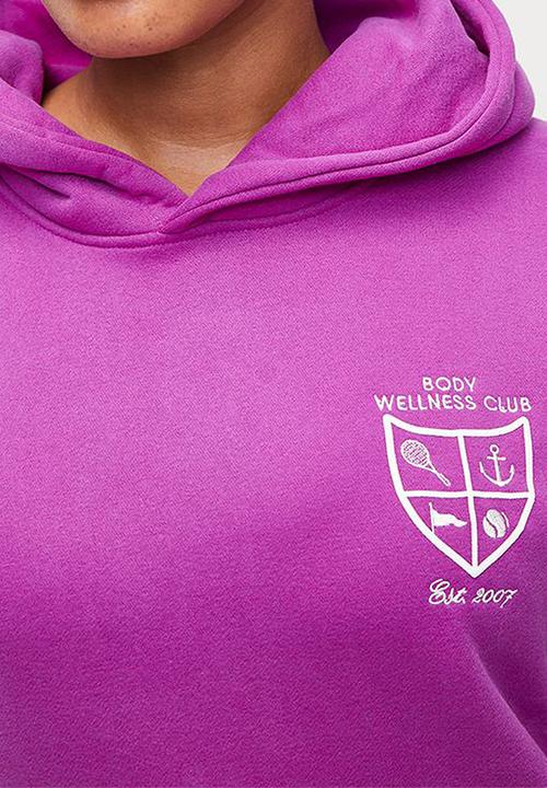 Cotton On - Plus Plush Premium Graphic Hoodie - Passion Plum/Heritage Wellness Club