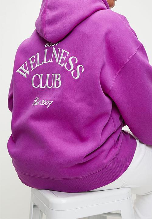 Cotton On - Plus Plush Premium Graphic Hoodie - Passion Plum/Heritage Wellness Club