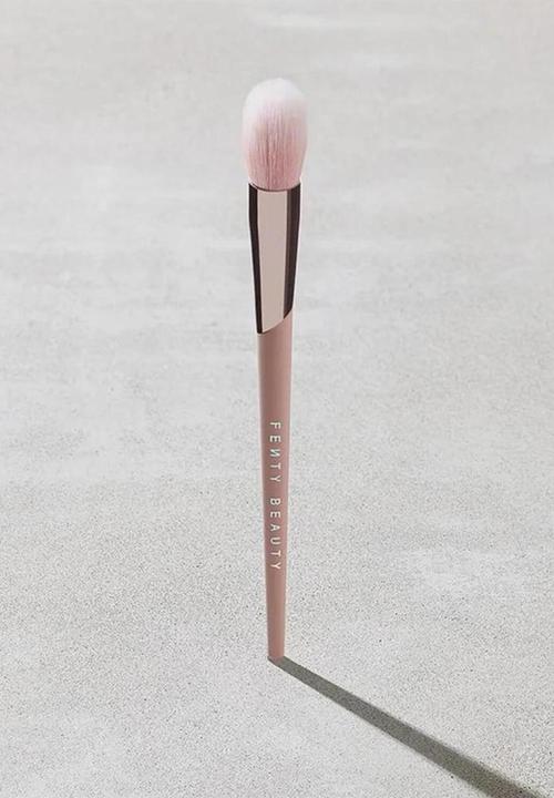 Fenty Beauty - Precision Highlighter Brush - 135