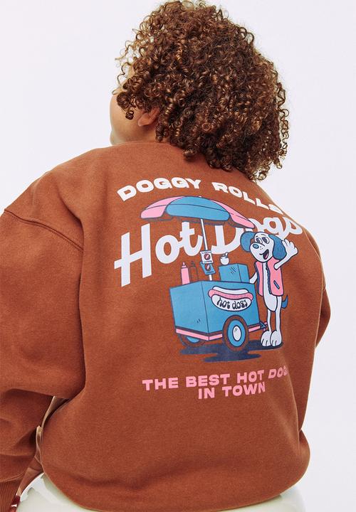 Cotton On - Sammy Oversize Crew - Chestnut/Doggy Rolls