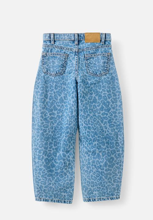 Cotton On - Unisex Barrel Leg Denim Jean - Blue Haven Mid Blue/Leopard