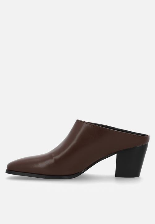 Raid London - Millie closed toe block heel mule - brown 