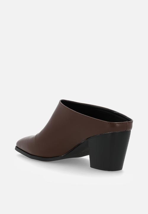 Raid London - Millie closed toe block heel mule - brown 