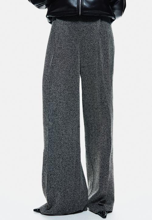 H&M - Pleat-front trousers - dark grey/herringbone pattern