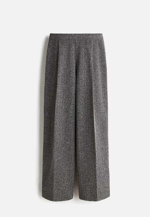 H&M - Pleat-front trousers - dark grey/herringbone pattern