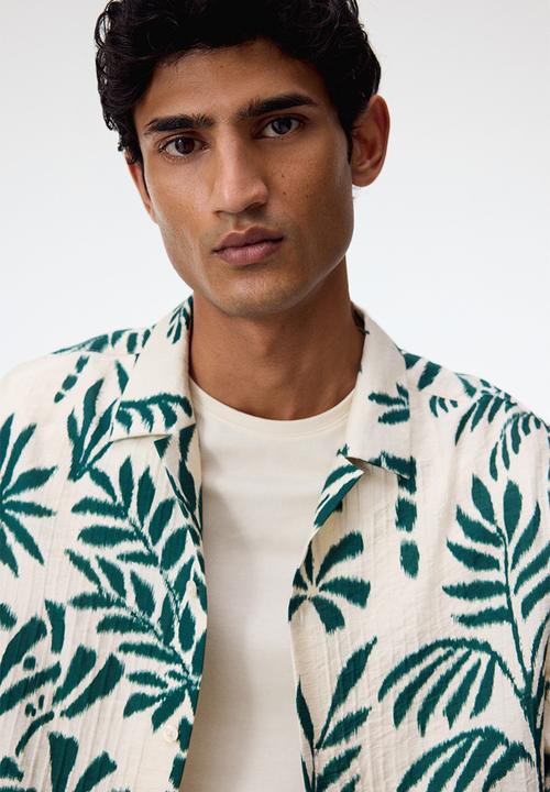 H&M - Regular fit textured resort shirt - white/green floral