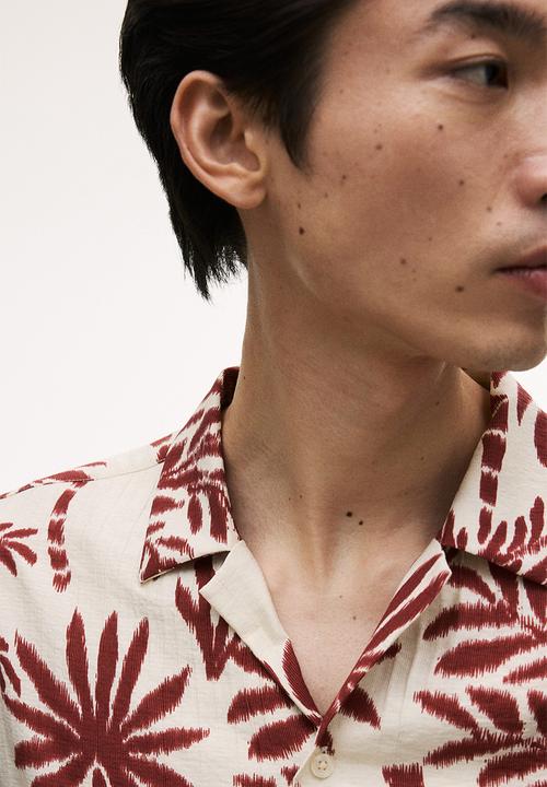 H&M - Regular fit textured resort shirt - white/red floral