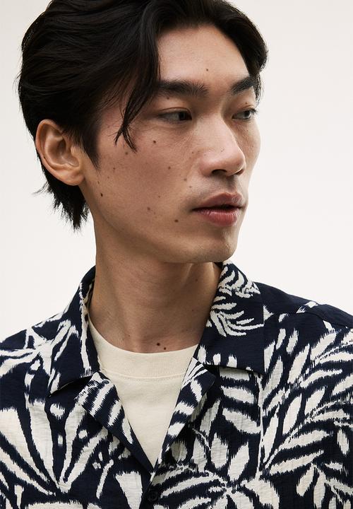 H&M - Regular fit textured resort shirt - navy blue/floral