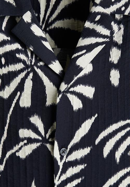 H&M - Regular fit textured resort shirt - navy blue/floral