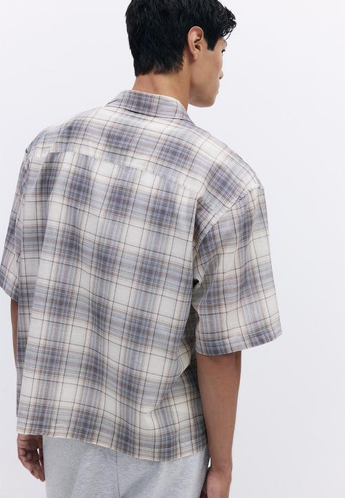 H&M - Relaxed fit short-sleeved shirt - beige/checked
