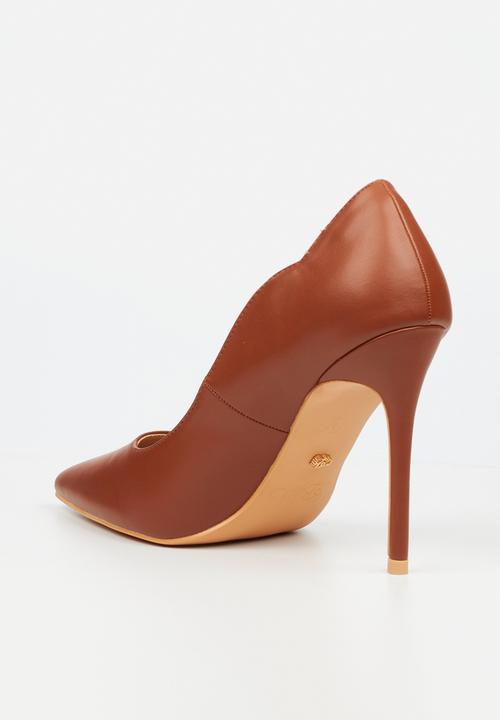 Miss Black - Lola 58 classic scallop heel - tan