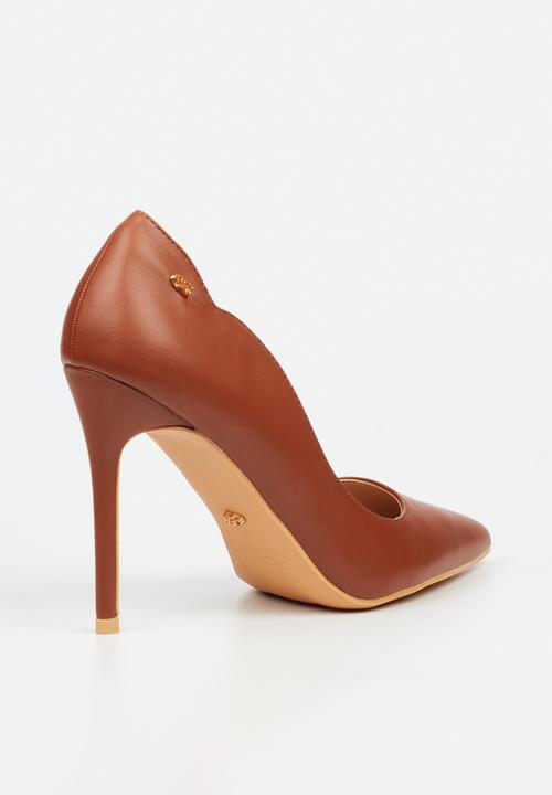 Miss Black - Lola 58 classic scallop heel - tan