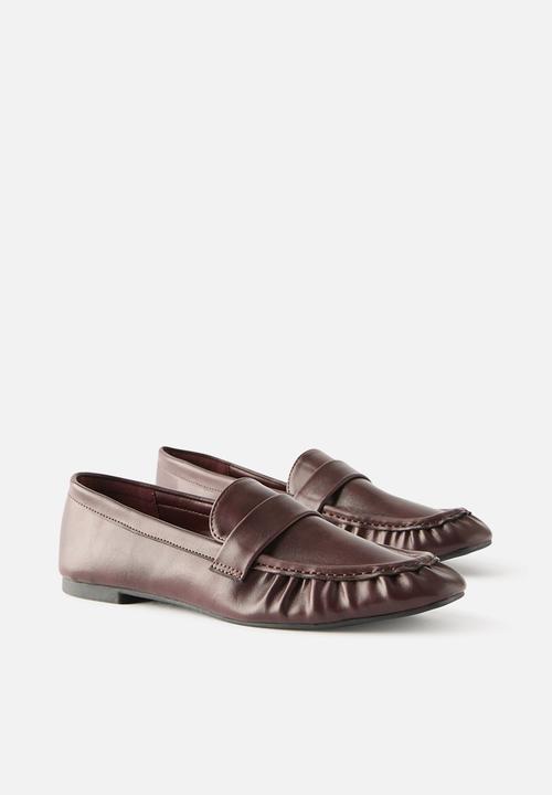 Cotton On - Taylor Ruched Loafer - deep berry.