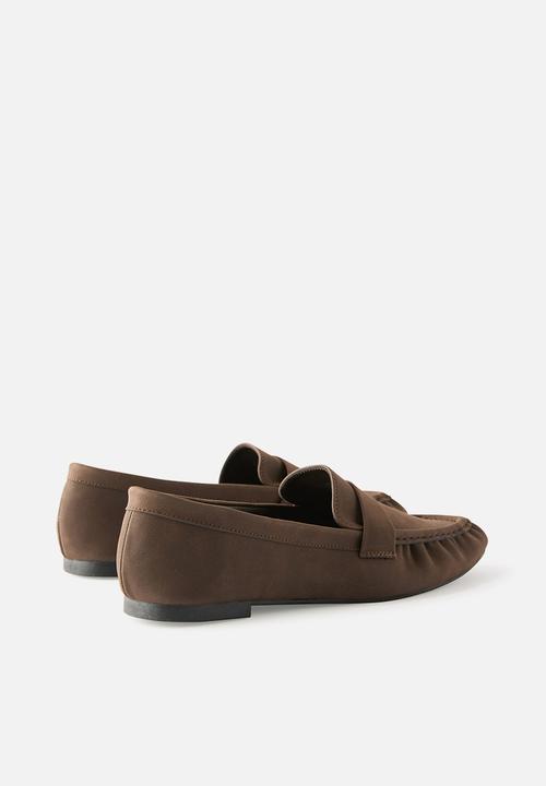 Cotton On - Taylor Ruched Loafer - choc nubuck.