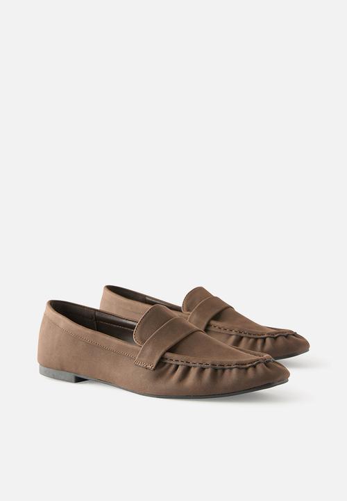 Cotton On - Taylor Ruched Loafer - choc nubuck.