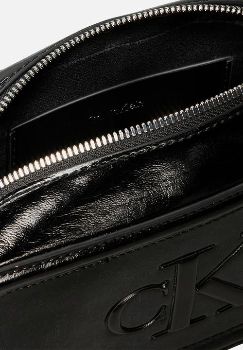 Calvin Klein - Bold ck metallic camera bag- black