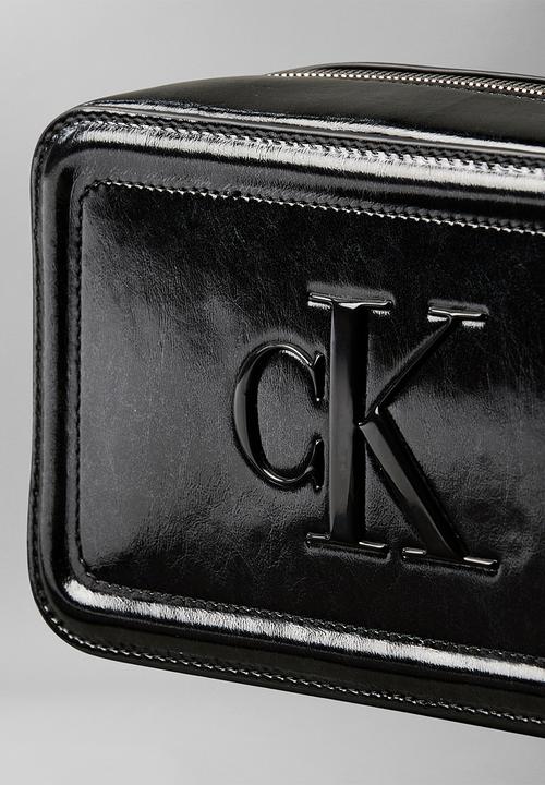Calvin Klein - Bold ck metallic camera bag- black