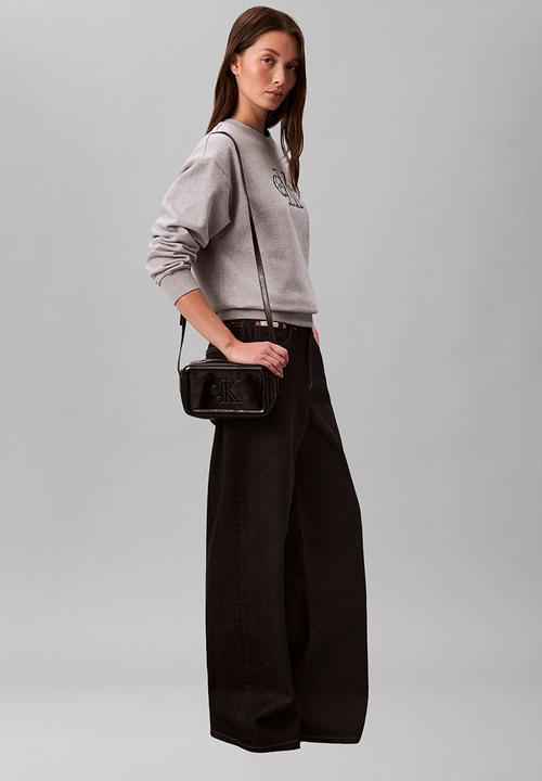Calvin Klein - Bold ck metallic camera bag- black