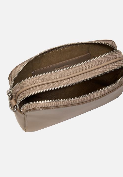 Calvin Klein - Webbing double strap camera bag- desert taupe