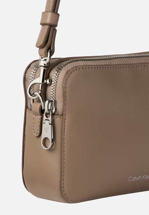 Calvin Klein - Webbing double strap camera bag- desert taupe