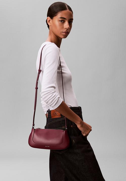 Calvin Klein - Hardware zip crossbody- alluring pink