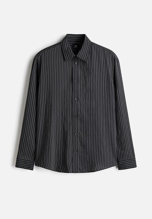 H&M - Relaxed fit shirt - black/striped