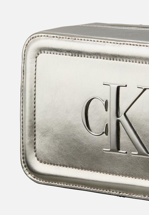 Calvin Klein - Bold ck metallic camera bag- silver metallic