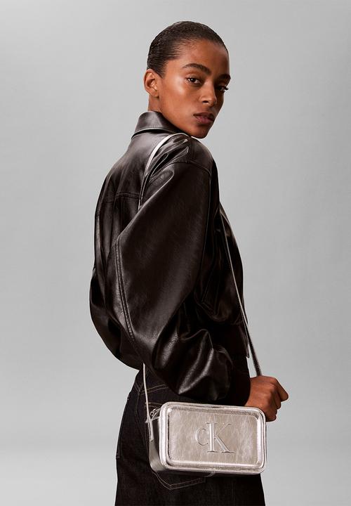 Calvin Klein - Bold ck metallic camera bag- silver metallic