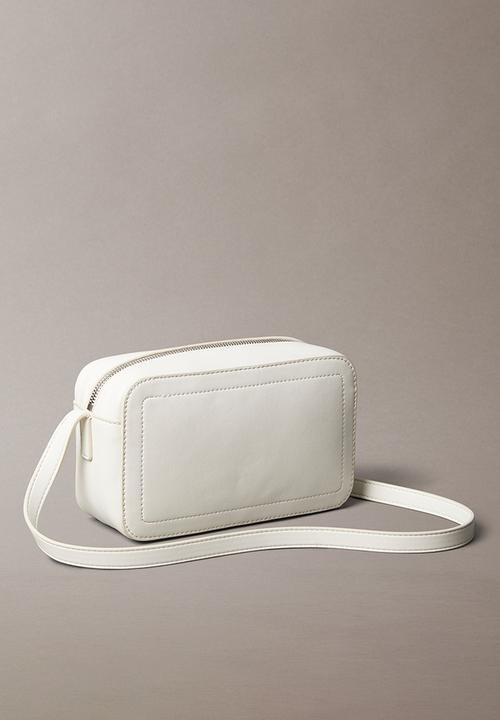 Calvin Klein - Bold ck camera bag- lily white