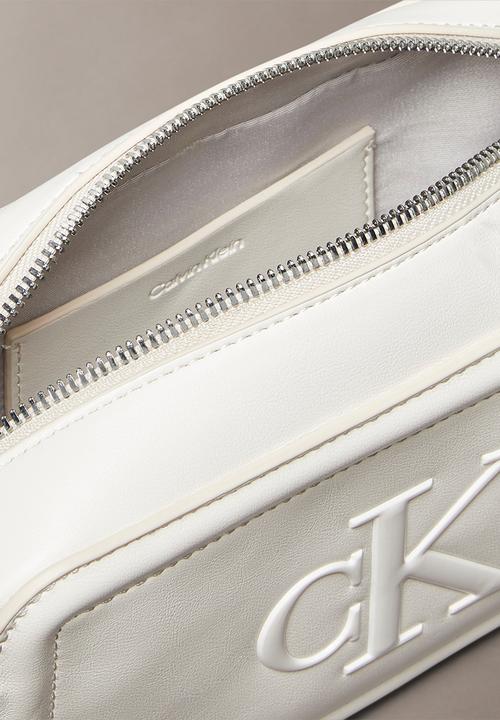 Calvin Klein - Bold ck camera bag- lily white