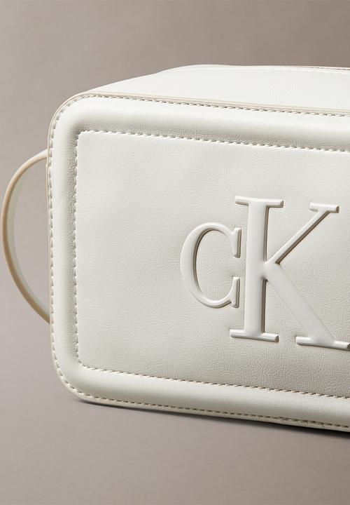Calvin Klein - Bold ck camera bag- lily white