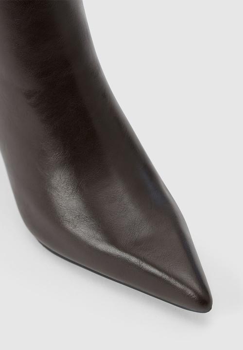 Forever New - Nicolette high heeled pointy toe boot in chocolate brown