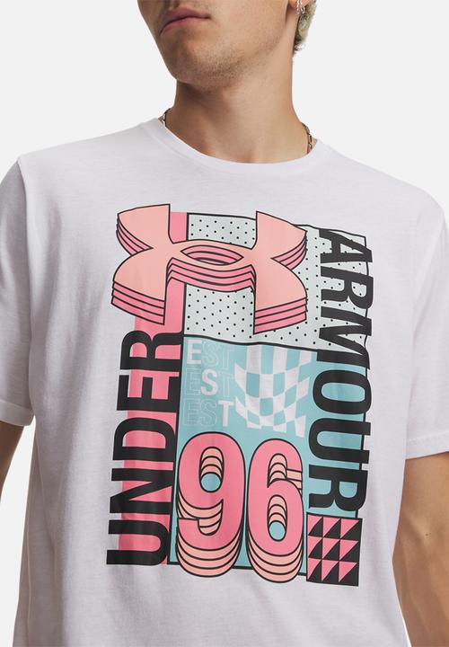 Under Armour - UA  LOGO COLLAGE Retro SS Tee - White/Posh Pink