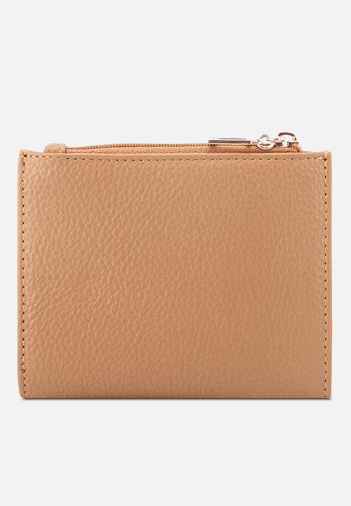 GUESS - Wells Sling Snap Id Wallet Bag - Saddle Tan