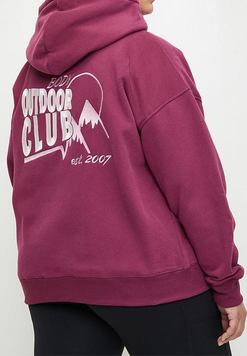 Cotton On - Plus Plush Premium Graphic Hoodie - Sangria/Outdoor Club