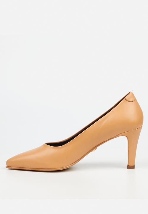 Nicci Tyler - Vittoria 1 leather court - taupe