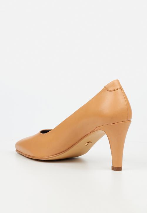 Nicci Tyler - Vittoria 1 leather court - taupe