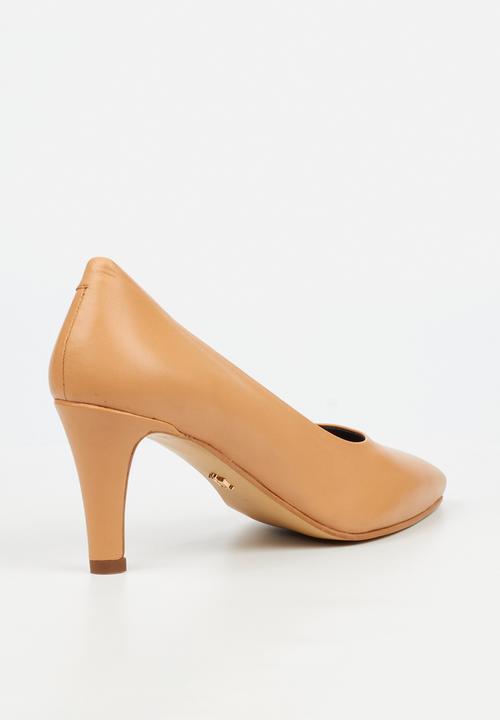 Nicci Tyler - Vittoria 1 leather court - taupe