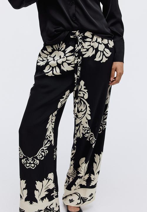 H&M - Wide trousers - black/patterned